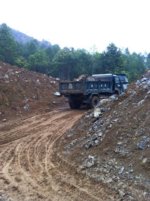 Quặng tặc “xẻ thịt” các quả đồi ở Kiến Thiết (Tuyên Quang)